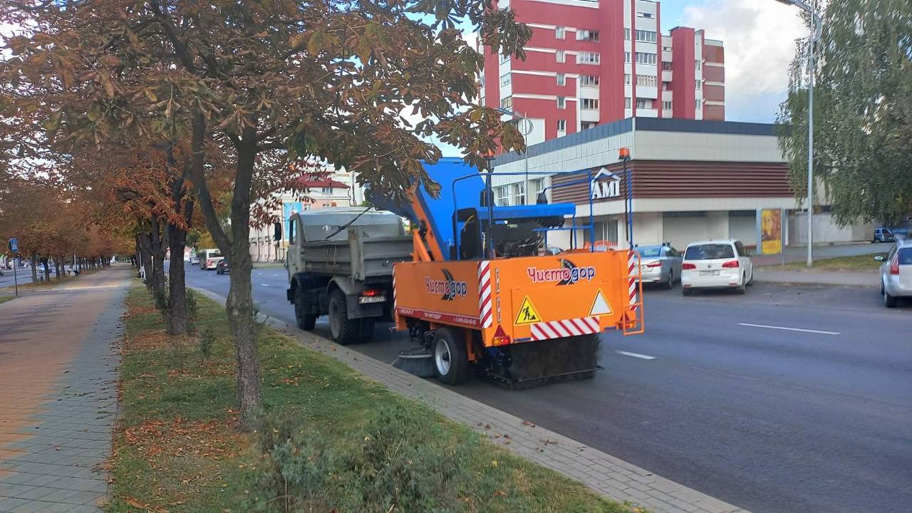 На улицы Бреста вышла новая подметально-уборочная машина