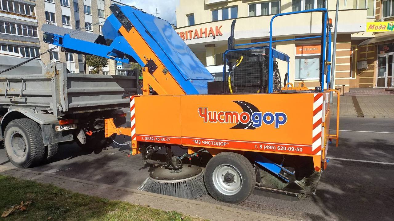 На улицы Бреста вышла новая подметально-уборочная машина