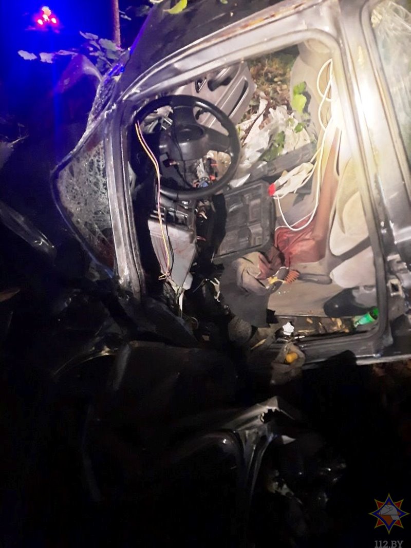 В Березовском районе машина съехала в кювет и врезалась в дерево