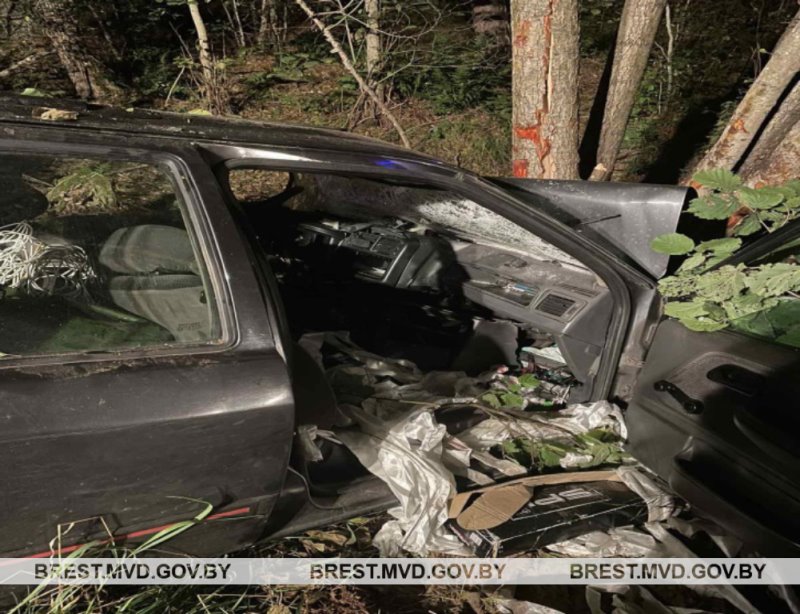 В Березовском районе машина съехала в кювет и врезалась в дерево