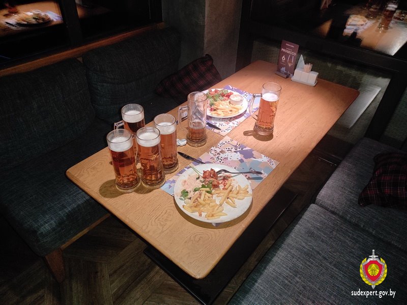 Двое молодых людей ушли из кафе, не оплатив счет. Их личности установили по следам пальцев рук