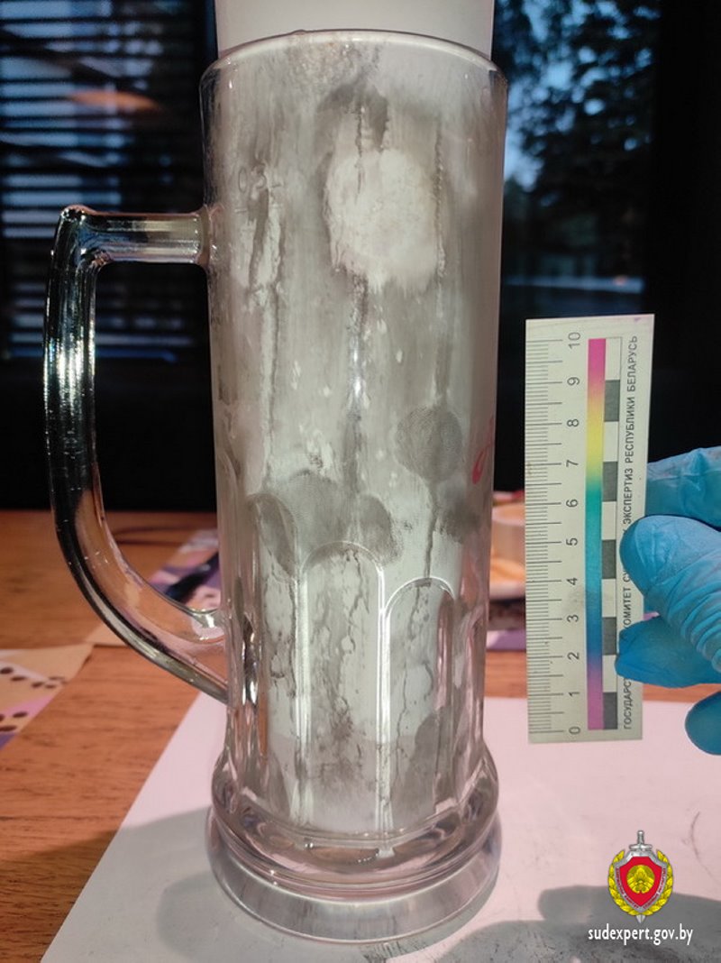 Двое молодых людей ушли из кафе, не оплатив счет. Их личности установили по следам пальцев рук