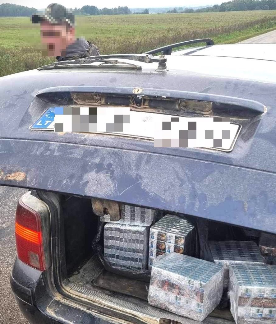 В багажнике авто было 1700 пачек контрабандных сигарет. Литовские пограничники задержали белоруса