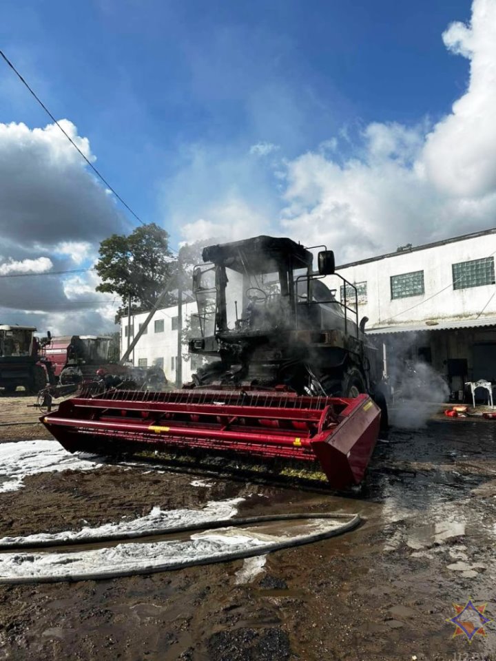 Кормоуборочный комбайн горел в Кобринском районе. Опубликовано видео