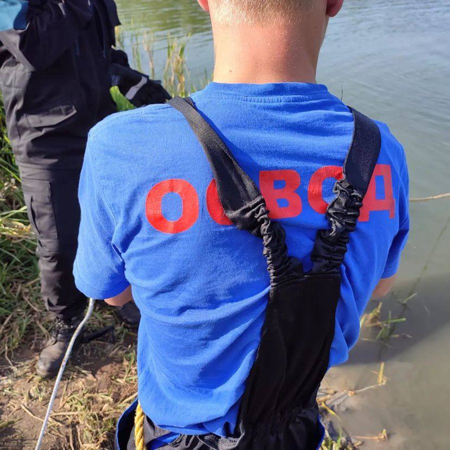 Забыл поставить на ручник. Автомобиль рыбака ушел под воду