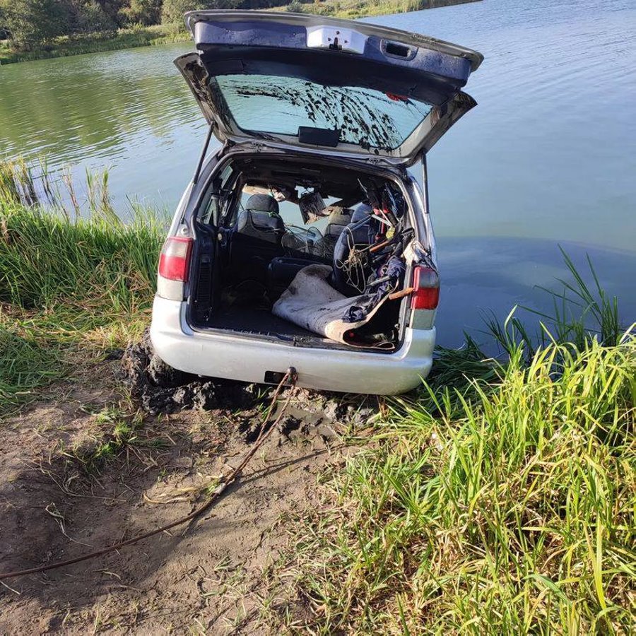 Забыл поставить на ручник. Автомобиль рыбака ушел под воду