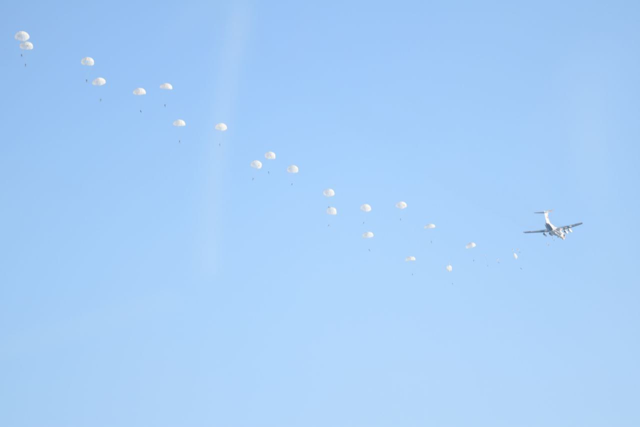 На полигоне «Брестский» более ста двадцати военнослужащих совершили прыжки с парашютом из самолета Ил-76МД