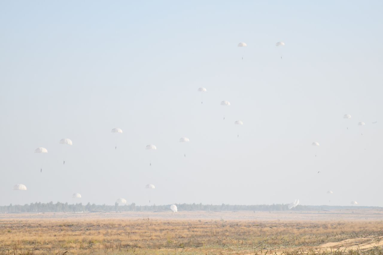 На полигоне «Брестский» более ста двадцати военнослужащих совершили прыжки с парашютом из самолета Ил-76МД