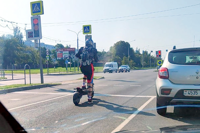 Белорус ездит на самокате по дорогам: «Если останавливает ГАИ — плачу штраф»