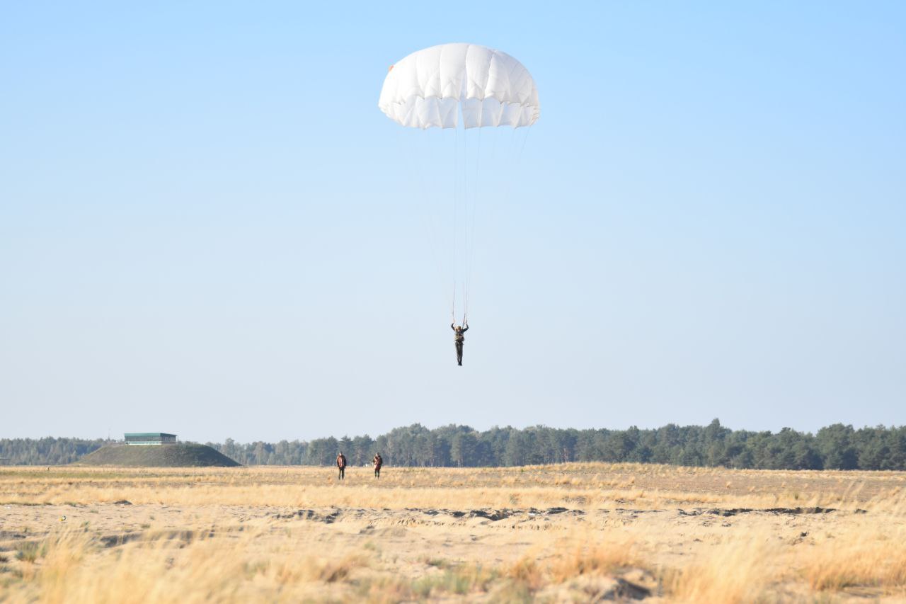 Под Брестом военнослужащие совершили прыжки с парашютом из самолета АН-2