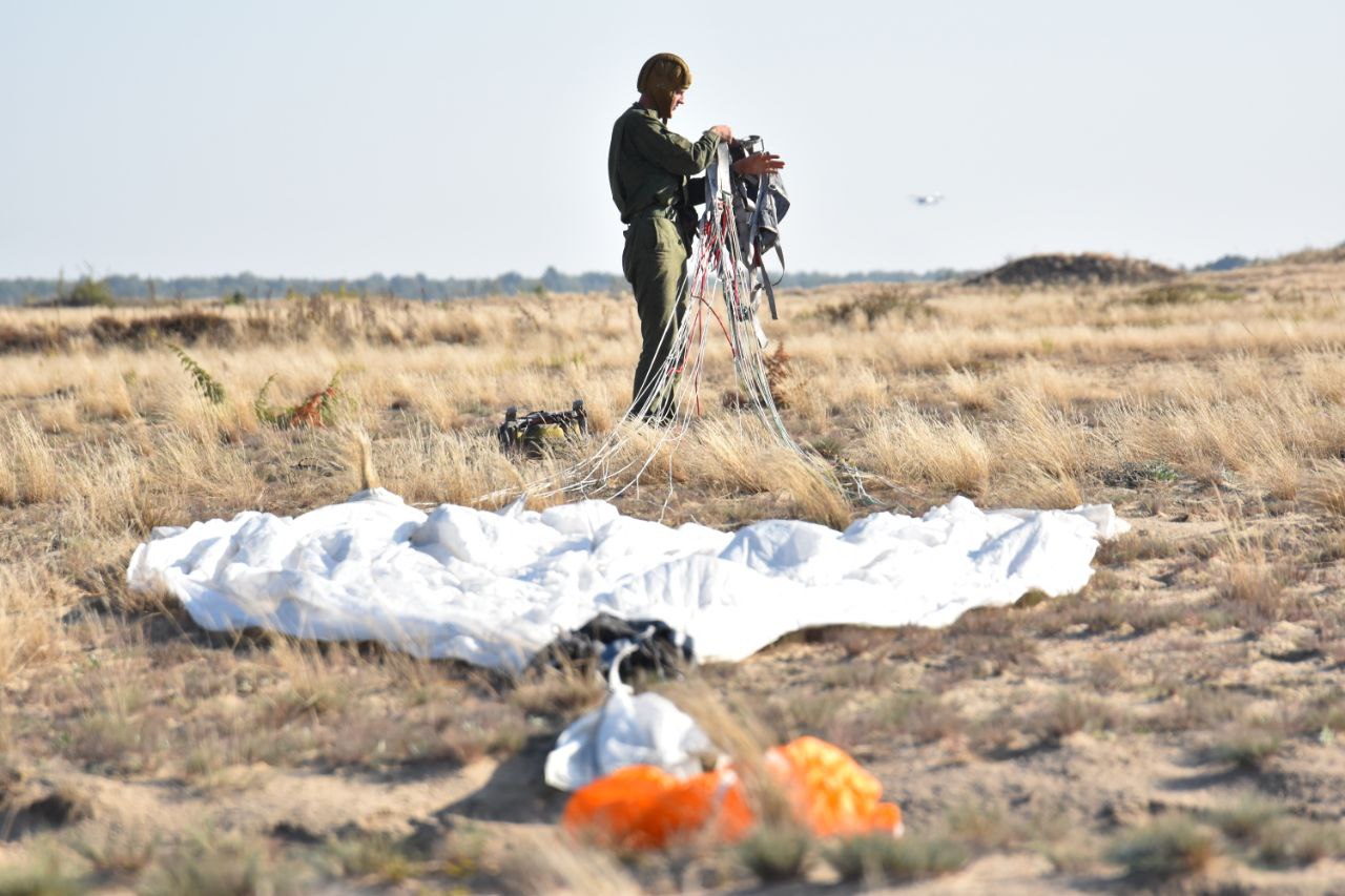 Под Брестом военнослужащие совершили прыжки с парашютом из самолета АН-2