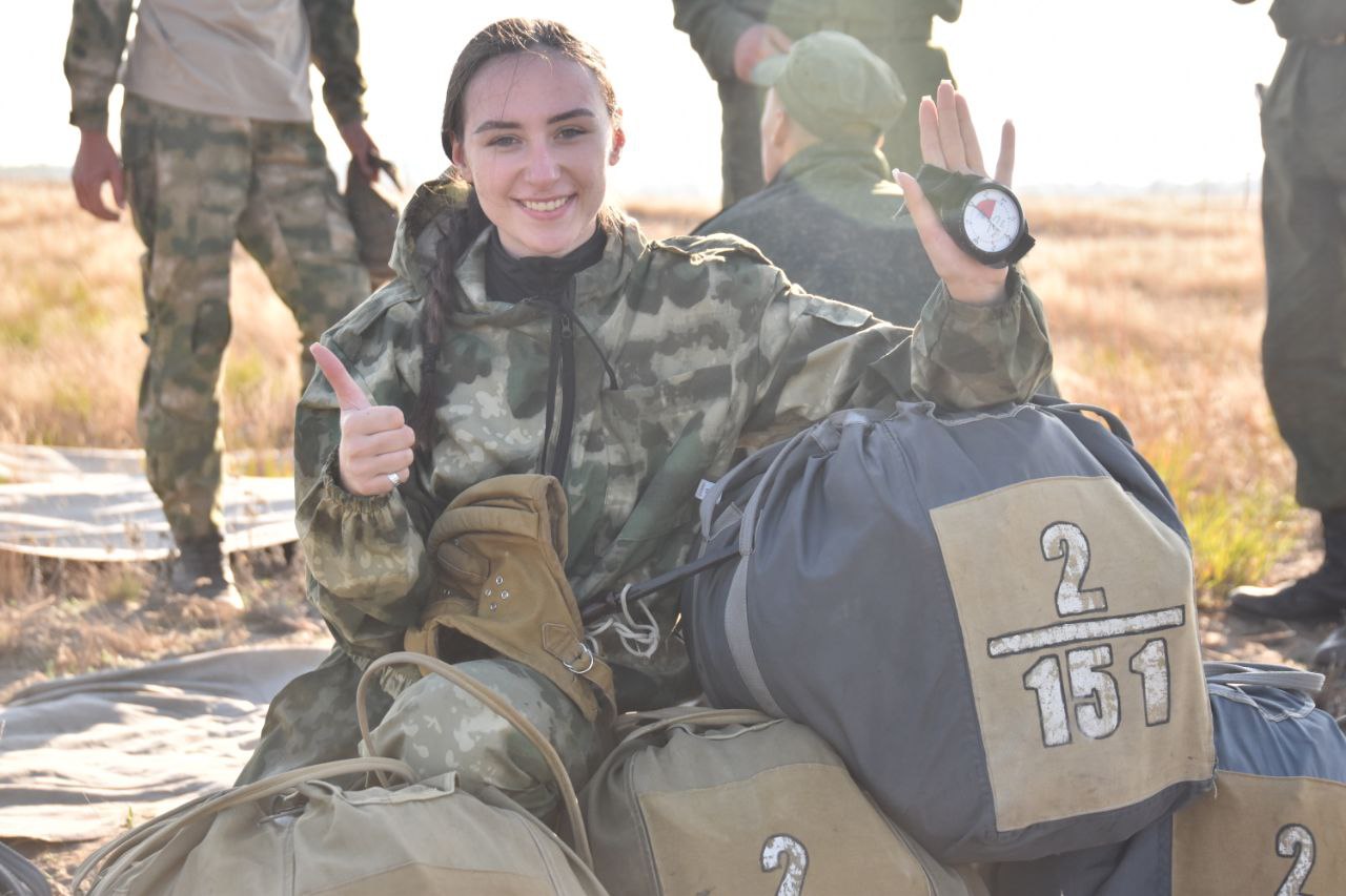 Под Брестом военнослужащие совершили прыжки с парашютом из самолета АН-2