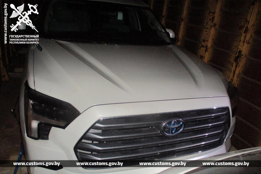 В ж/д вагоне, который должен был быть пустым, нашли автомобили на 500 тысяч долларов