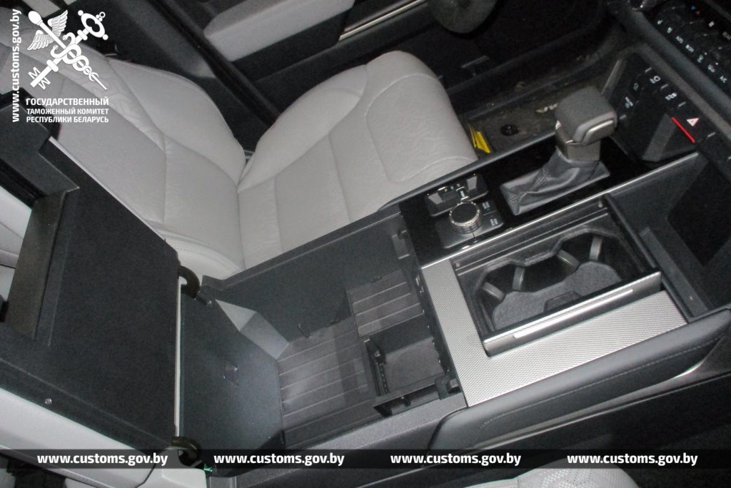 В ж/д вагоне, который должен был быть пустым, нашли автомобили на 500 тысяч долларов