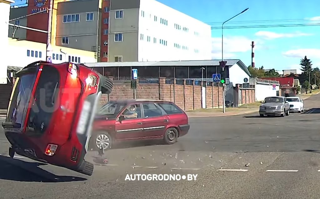 Видео аварии в Гродно, в которой один из автомобилей перевернулся. Решение ГАИ