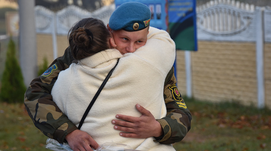 «Лучший подарок - провести время с сыном». Брестские десантники поздравили своих мам с праздником