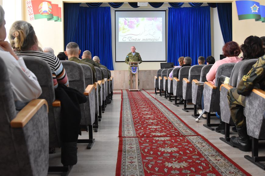 «Лучший подарок - провести время с сыном». Брестские десантники поздравили своих мам с праздником