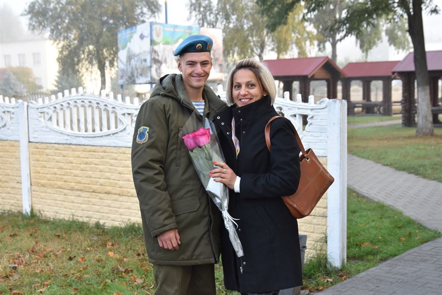 «Лучший подарок - провести время с сыном». Брестские десантники поздравили своих мам с праздником
