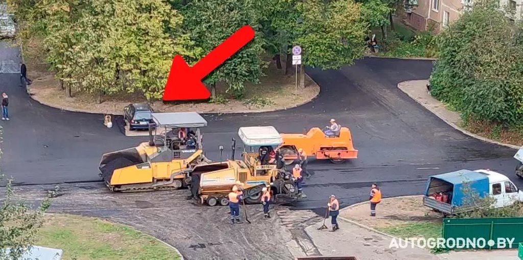 Во дворах Гродно асфальт кладут вокруг машины, которую так и не убрал владелец