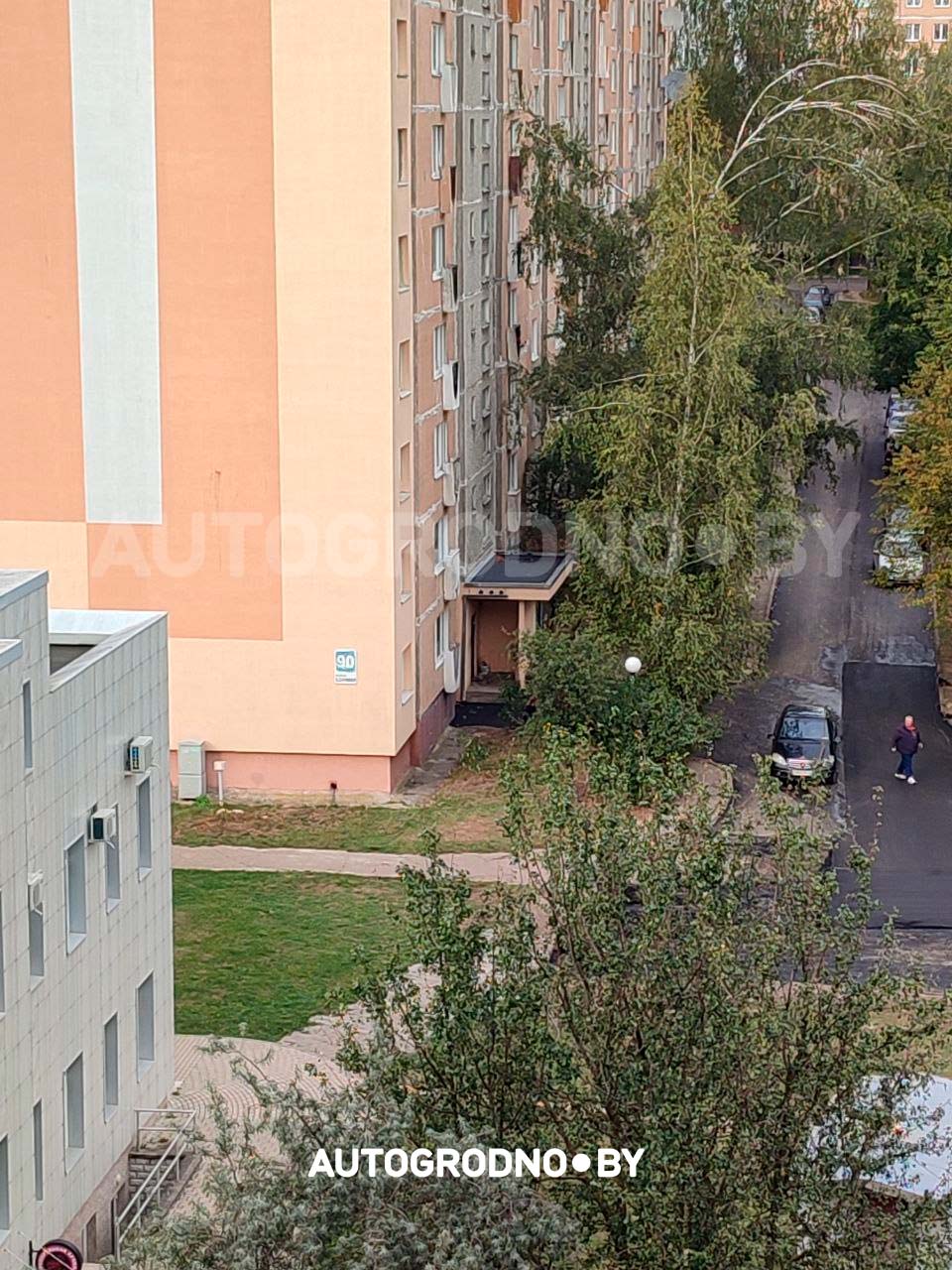 Во дворах Гродно асфальт кладут вокруг машины, которую так и не убрал владелец