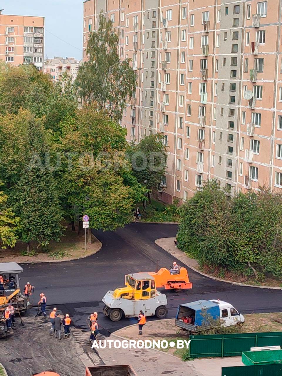 Во дворах Гродно асфальт кладут вокруг машины, которую так и не убрал владелец