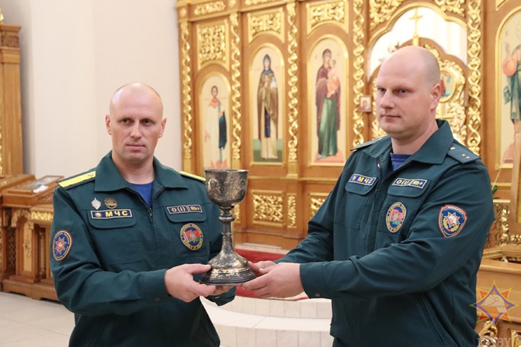 В Беларуси сотрудники МЧС нашли на дне реки серебряную чашу XIX века. Что было дальше