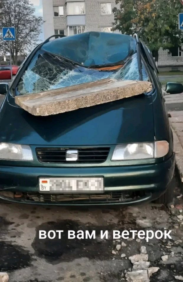 На Seat с пятиэтажки упала плита. Сдуло ветром?
