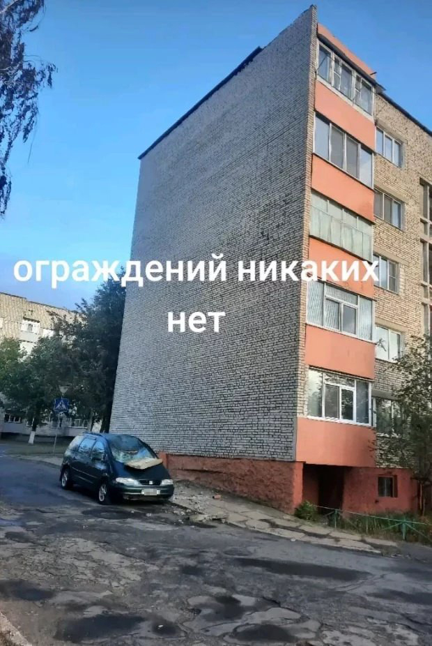 На Seat с пятиэтажки упала плита. Сдуло ветром?