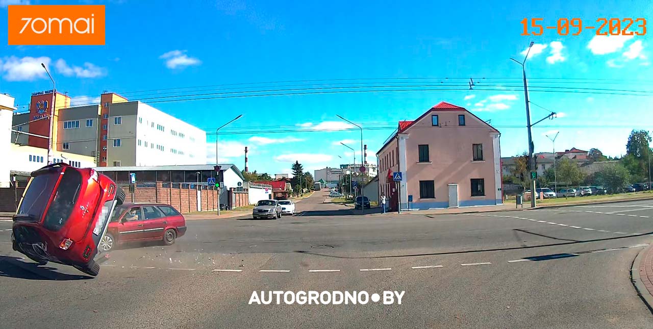Видео аварии в Гродно, в которой один из автомобилей перевернулся. Решение ГАИ