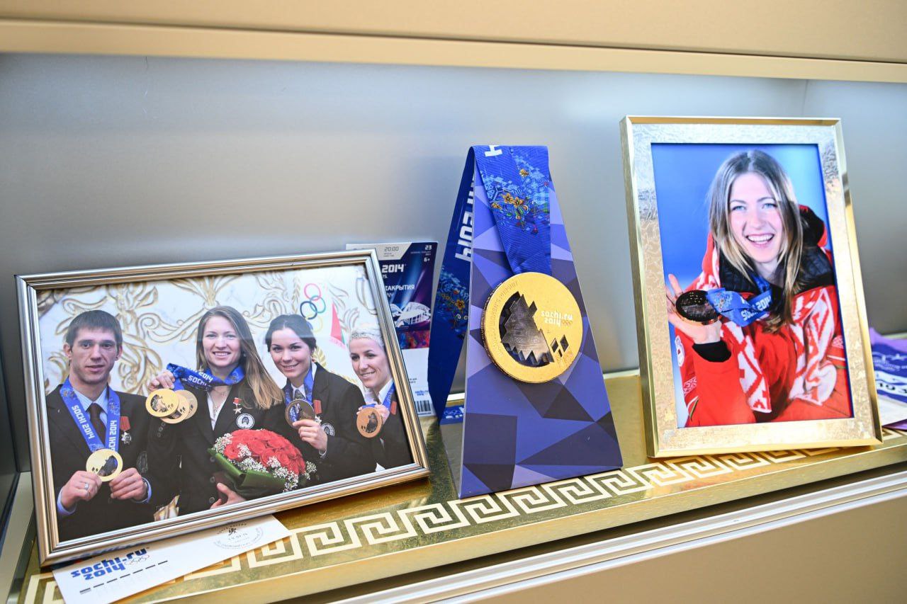 Дарья Домрачева подарила свою первую олимпийскую медаль музею НОК