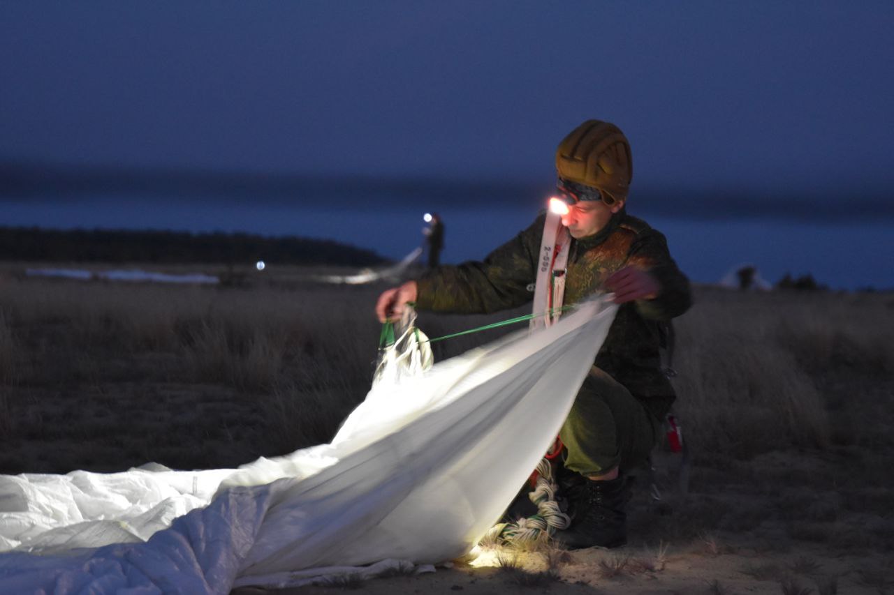 Сегодняшние прыжки из самолета Ил-76МД под Брестом. Смотрите фото