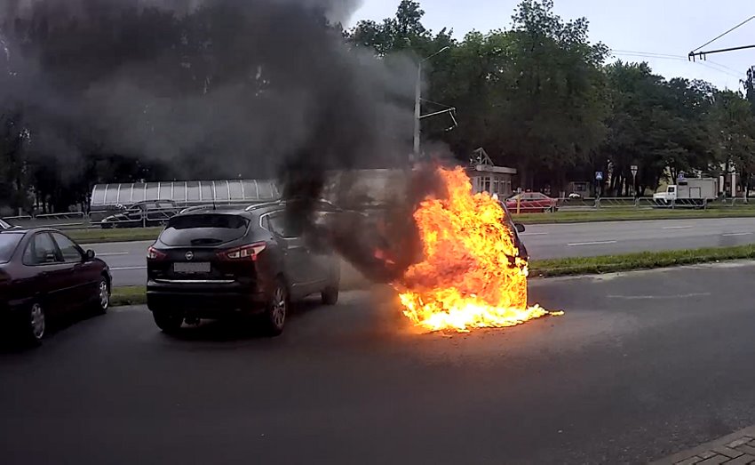 Пенсионерка в Гомеле подожгла два автомобиля по указанию мошенников