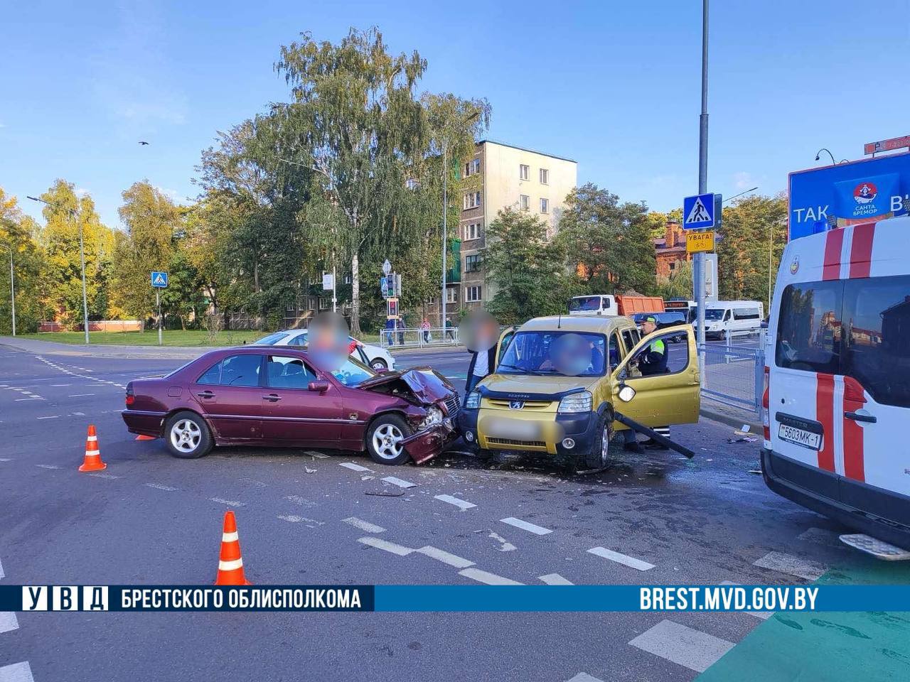 Mercedes и Peugeot столкнулись сегодня в Бресте на ул. Брестских Дивизий. Кто виноват?