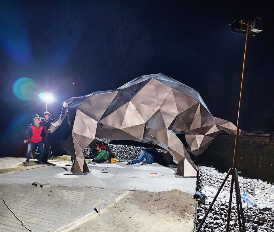 Еще в одном белорусском городе появилась скульптура роскошного зубра