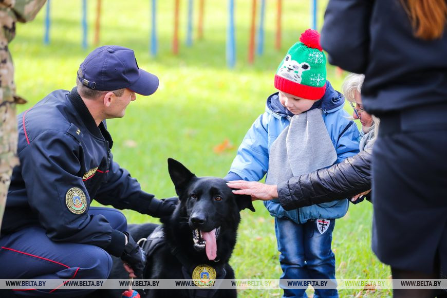 Волонтеры и правоохранители устроили праздник для ребят из социально-педагогического центра Бреста
