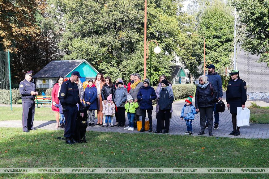Волонтеры и правоохранители устроили праздник для ребят из социально-педагогического центра Бреста