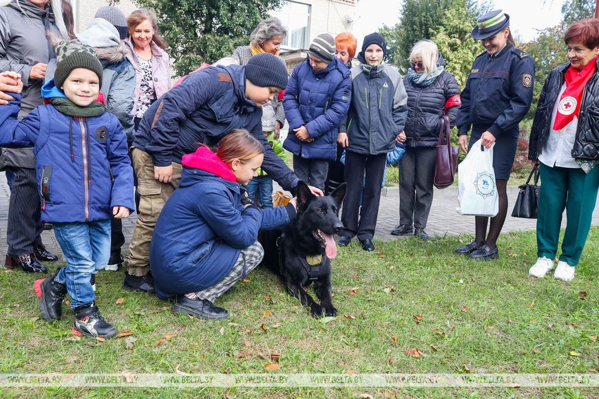 Волонтеры и правоохранители устроили праздник для ребят из социально-педагогического центра Бреста