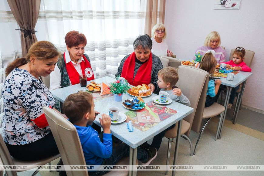 Волонтеры и правоохранители устроили праздник для ребят из социально-педагогического центра Бреста