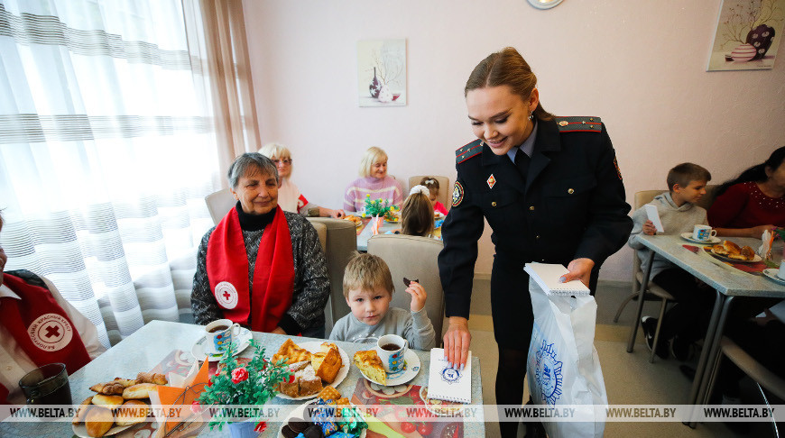 Волонтеры и правоохранители устроили праздник для ребят из социально-педагогического центра Бреста
