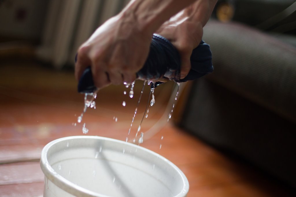 Коммунальщики будут менять паркет в квартире белоруски, которую затопило дождем по их вине