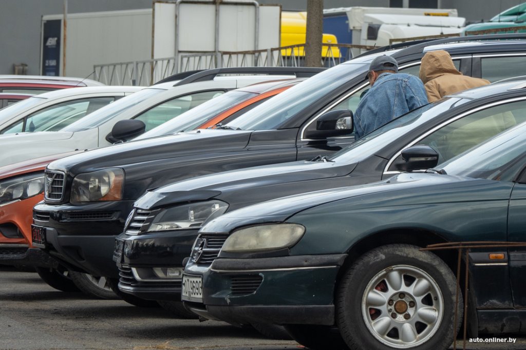 Пару свежачков из Европы и сплошная «бэушка». Что теперь продают на брестском авторынке?