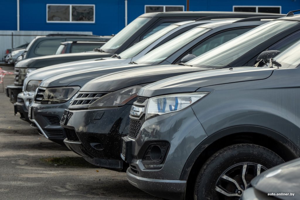 Пару свежачков из Европы и сплошная «бэушка». Что теперь продают на брестском авторынке?