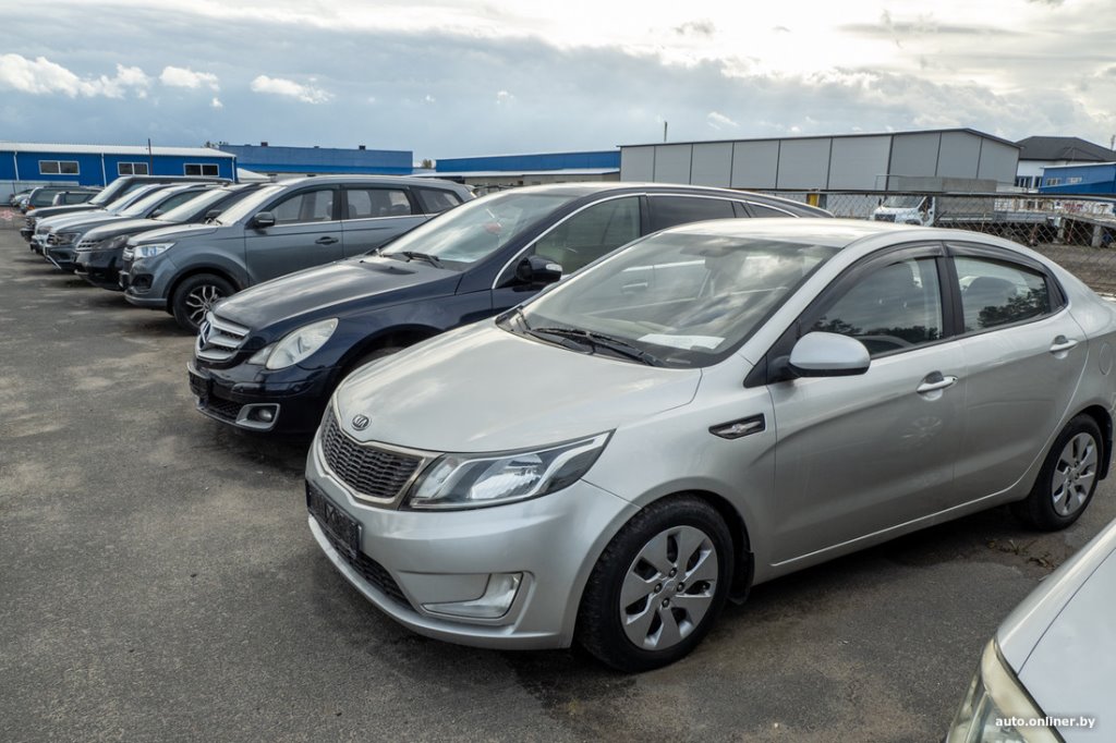 Пару свежачков из Европы и сплошная «бэушка». Что теперь продают на брестском авторынке?