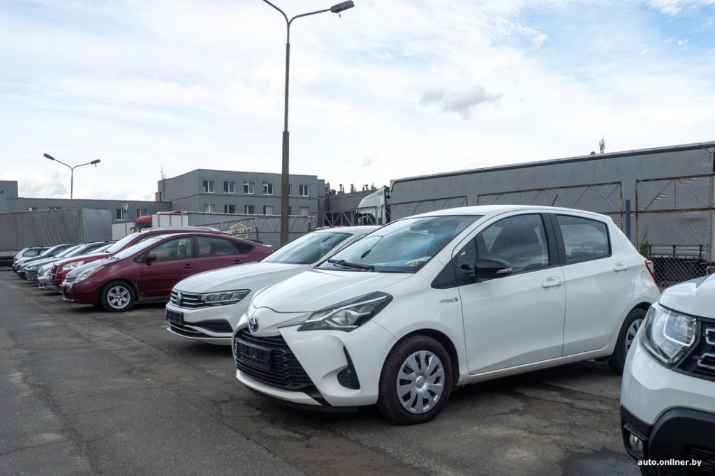 Пару свежачков из Европы и сплошная «бэушка». Что теперь продают на брестском авторынке?