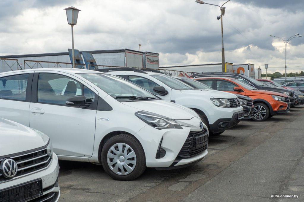 Пару свежачков из Европы и сплошная «бэушка». Что теперь продают на брестском авторынке?