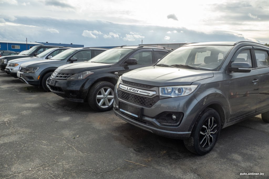 Пару свежачков из Европы и сплошная «бэушка». Что теперь продают на брестском авторынке?