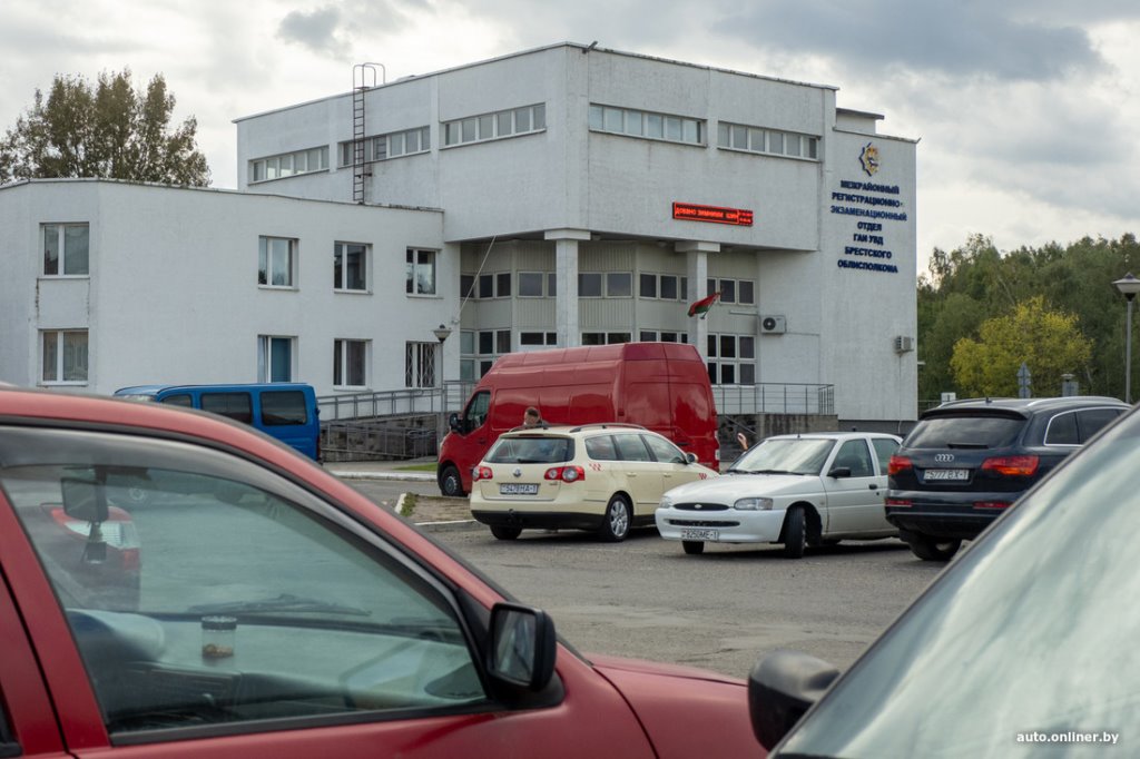 Пару свежачков из Европы и сплошная «бэушка». Что теперь продают на брестском авторынке?