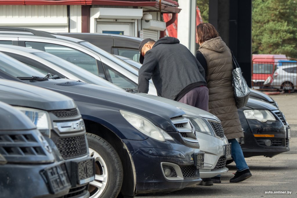 Пару свежачков из Европы и сплошная «бэушка». Что теперь продают на брестском авторынке?
