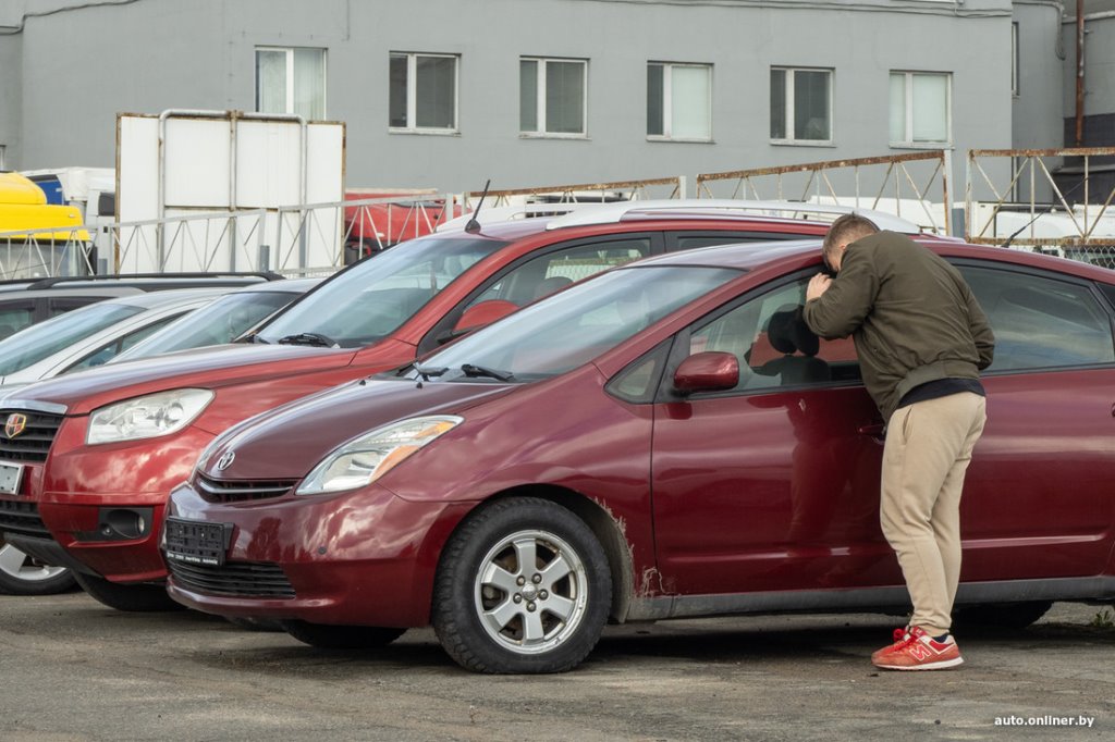 Пару свежачков из Европы и сплошная «бэушка». Что теперь продают на брестском авторынке?