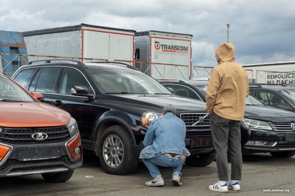 Пару свежачков из Европы и сплошная «бэушка». Что теперь продают на брестском авторынке?